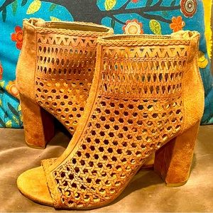 Report low boots with heels and cutout patterning. Size 6.5